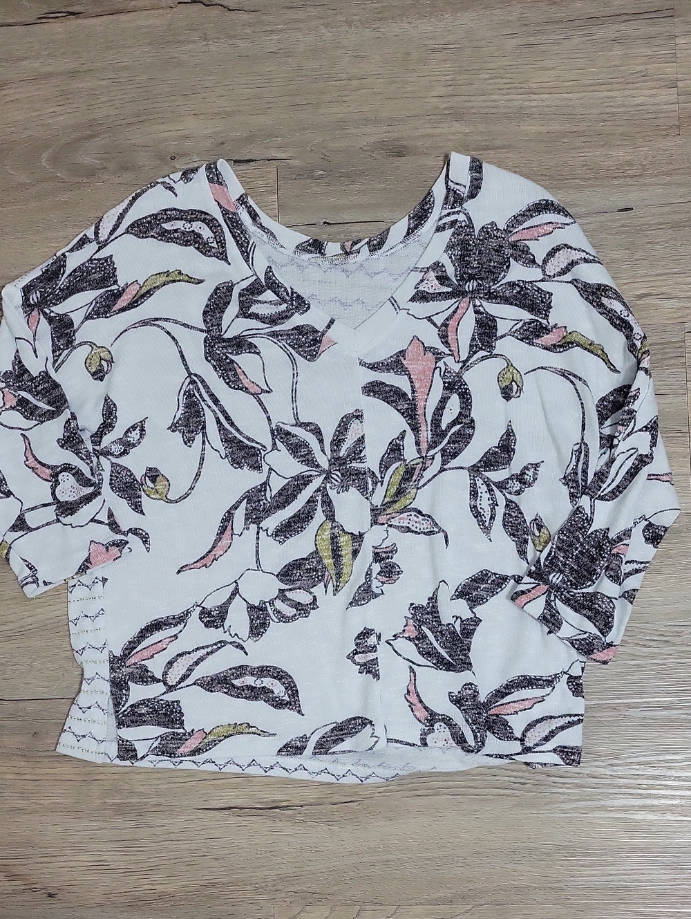 Source Unknown White Floral V-Neck Short Sleeve Top with Pink & Green Accents